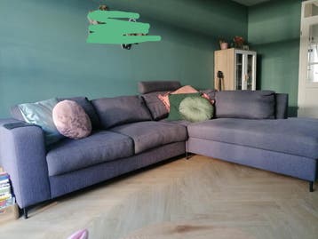 Grijze hoekbank met zwarte pootjes, opslagruimte