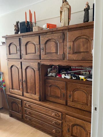 Houten kast met sleutels