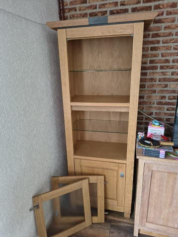 Gratis kast met glazen planken en deurtjes