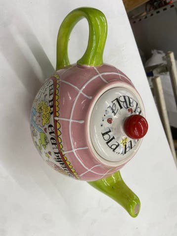 Theepot met vrolijke afbeeldingen