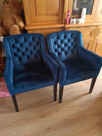 2 mooie stoelen.