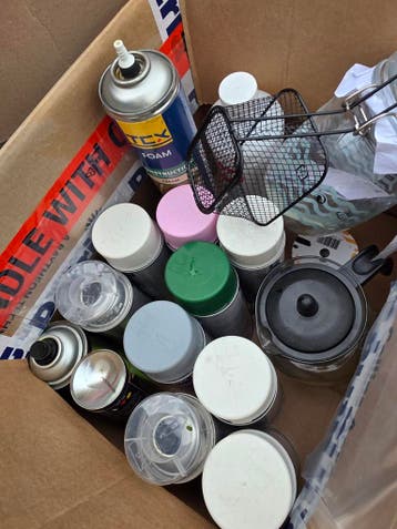 Diverse spullen: ventilator, rek, spuitbussen,