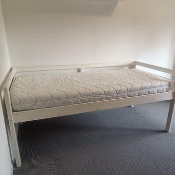 Eenpersoonsbed, compleet 90 x 200. Ophalen 16 of 17 april.