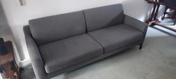 Grijze bank: ruime tweezitsbank