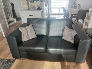 Gratis! Kunstlederen zwarte 2 persoonsbank.