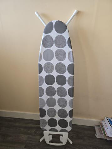 Strijkplank met stippenpatroon