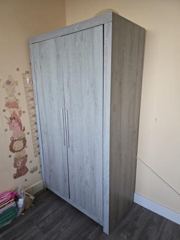 Kledingkast met twee deuren