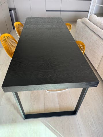 Zwarte eettafel met metalen onderstel dit weekend Gratis