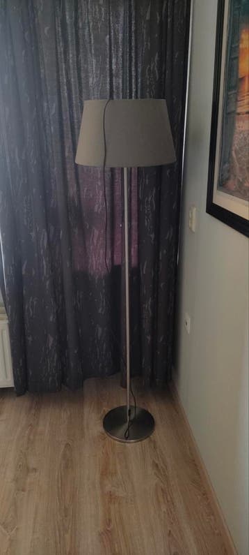 Stijlvolle staande lamp met grijze kap en stekker