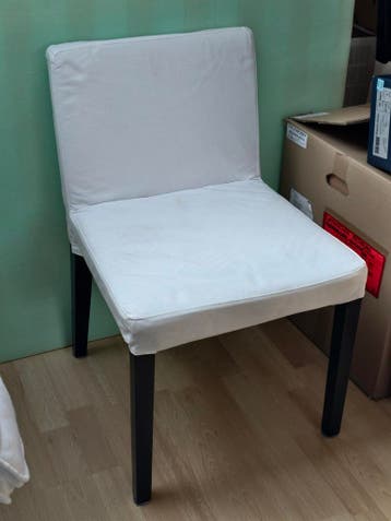 IKEA stoelen, 4 wit en 1 antraciet