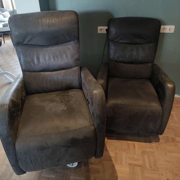 Twee grijze relaxfauteuils gratis afhalen