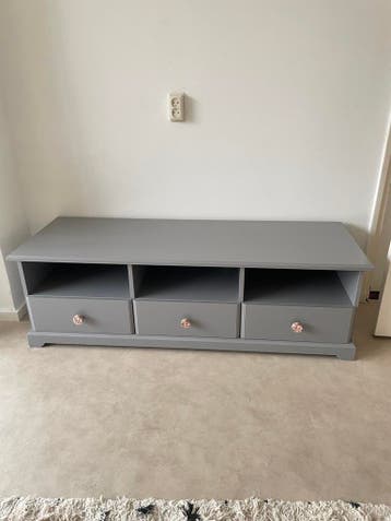Gratis grijs tv-meubel met lades