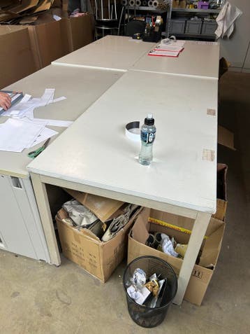 Gratis 3 tafels staal ijzer bureau