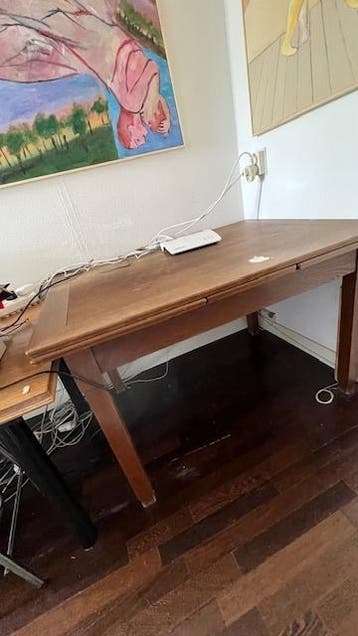 Eettafel middenbruin, met verkleuringen op bovenblad