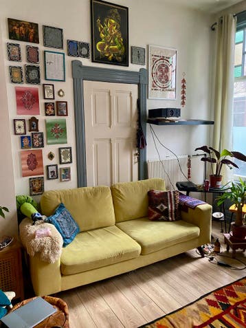 Okergele mosterd geel groen 2 zits bank. Bohemian hippie