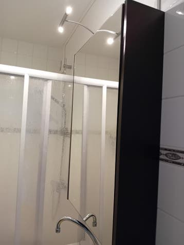 Spiegelkast badkamer met lampje en stopcontact