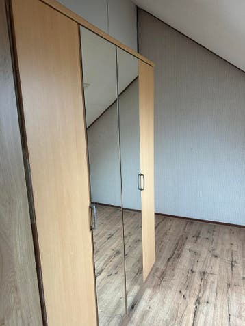 GRATIS kledingkast met spiegeldeuren en hang-/legruimte