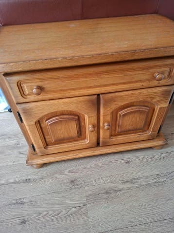 Gratis blank eiken kastje met lade