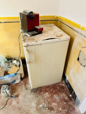 Oude Koelkast - Gratis af te halen (beschimmeld)