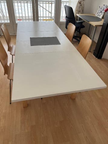IKEA eettafel 220×84×74 cm (uitgeschoven stand) met stoelen