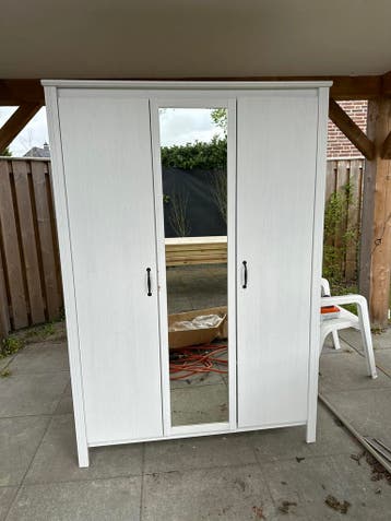Witte kledingkast met spiegel, twee roedes en planken