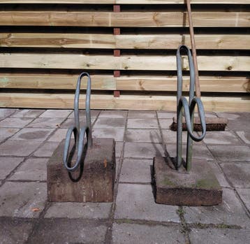 Twee fietsbeugels op betonnen voet