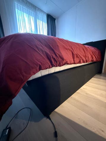 Tweepersoons boxspring+ matras+kleiding kast 150 cm + 200cm