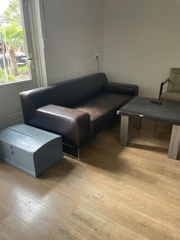 Donkerbruine bank ZSM WEG!