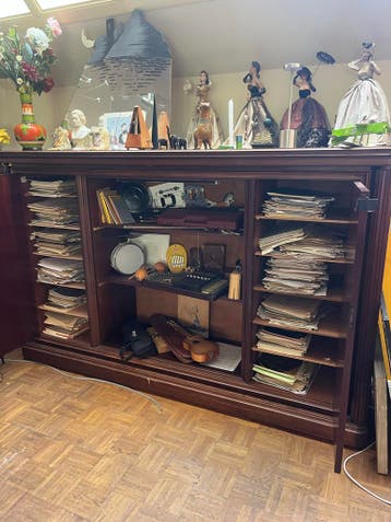 Ruime houten kast met schuifdeuren