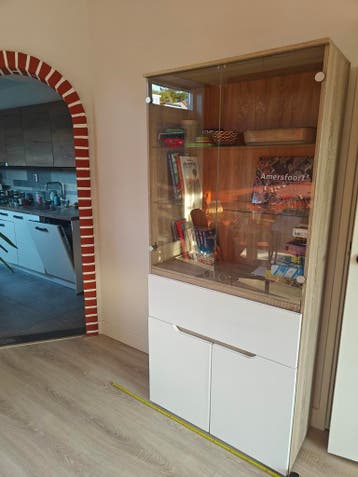Vitrinekast met glazen en dichte deuren