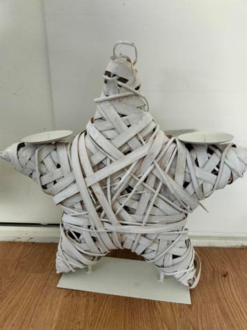 Witte standaard voor kaarsen in stervorm