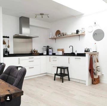 GRATIS Witte hoekkeuken met zwart blad