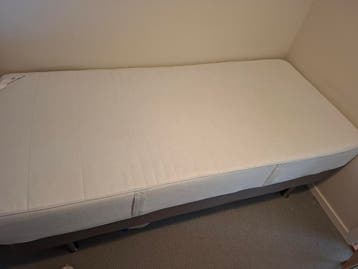 IKEA boxspring bedframe plus matras - gratis
