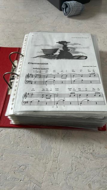 Map met piano bladmuziek