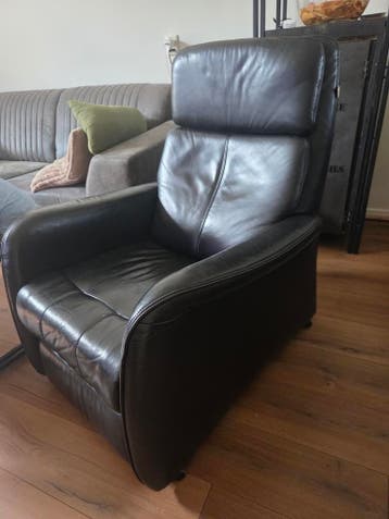 Zwart leren sta op stoel van Hukla