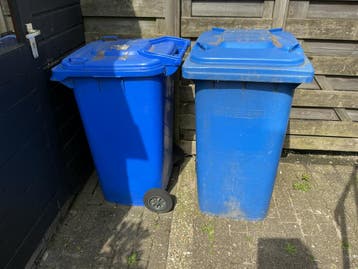 2 blauwe containers