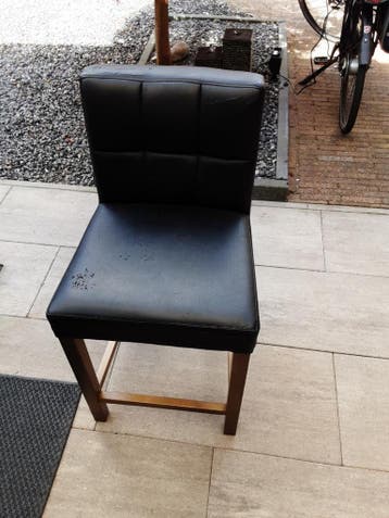 Zwarte barkruk met rugleuning