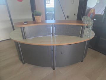 Halfronde bar of balie