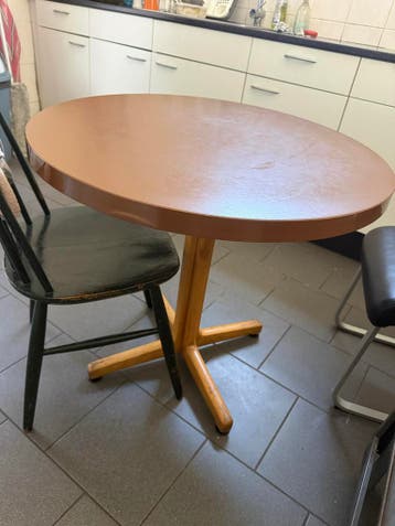 Ronde eettafel met houten onderstel