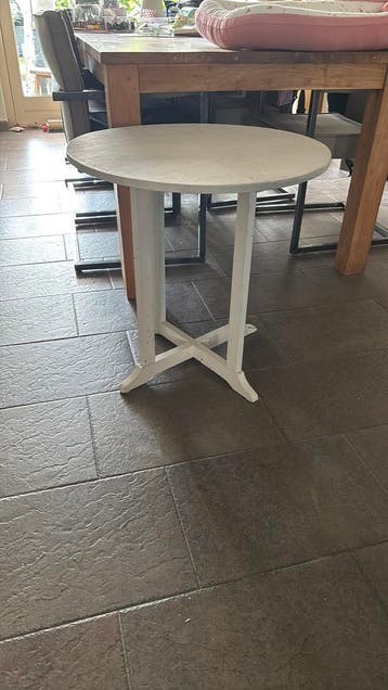 GRATIS Ronde witte bijzet tafel