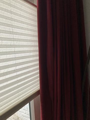 Gratis, donkerrood gordijn