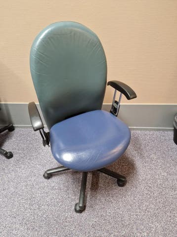 12 Bureaustoelen gratis af te halen