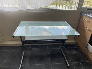 Gratis Bureau met glazen blad en metalen onderstel