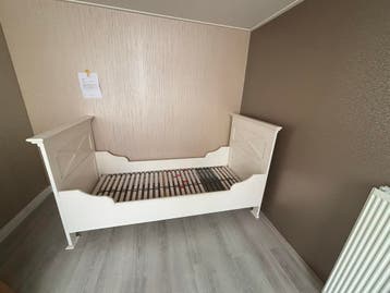 Gratis eenpersoons houten bed (90x200 cm) met lattenbodem