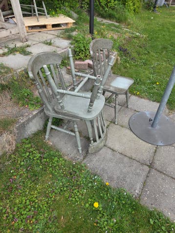 3 gratis houten stoelen