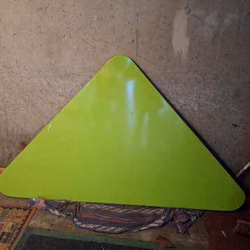 Gratis Driehoekige tafel met metalen poten - 6-7 personen