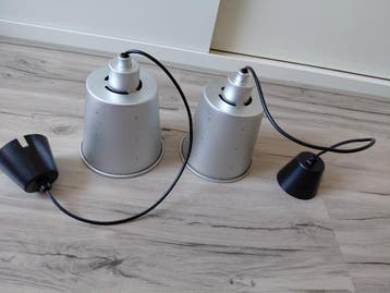 2 zilvergrijze hanglampjes