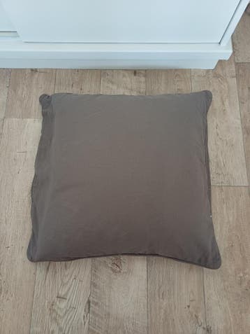 Groot grijs kussen met afritsbare hoes, 55x55 cm . Gratis.