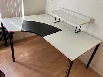 Hoekbureau wit met zwarte oplegplaat en verhoogd opzetstuk