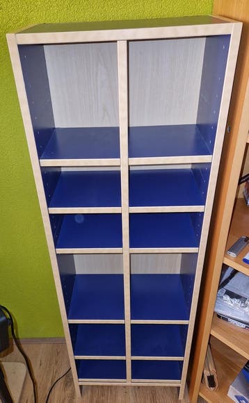 Gratis blauw IKEA kastje met verstelbare plankjes